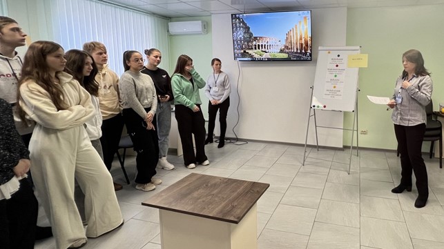 Тренерка Надія Лисяк із майбутніми психологами і психологинями бізнесу та управління ТНПУ